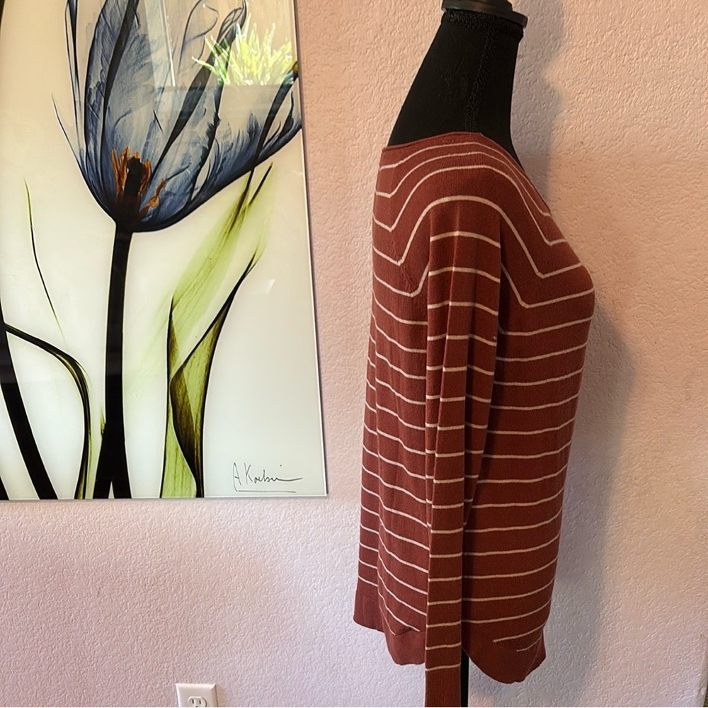 sweater size small - Picture 2 of 6